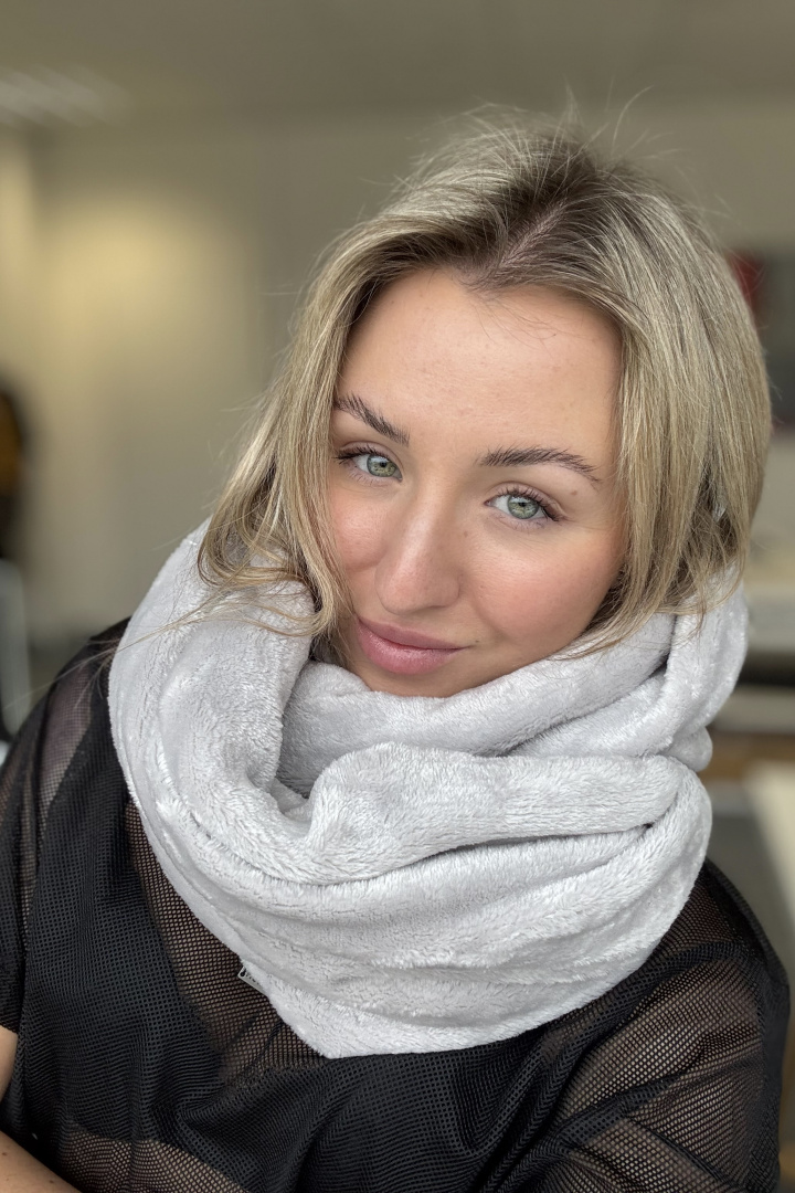 GoldBee Kruhová Šála Fluffy Silver (Barva Silver)