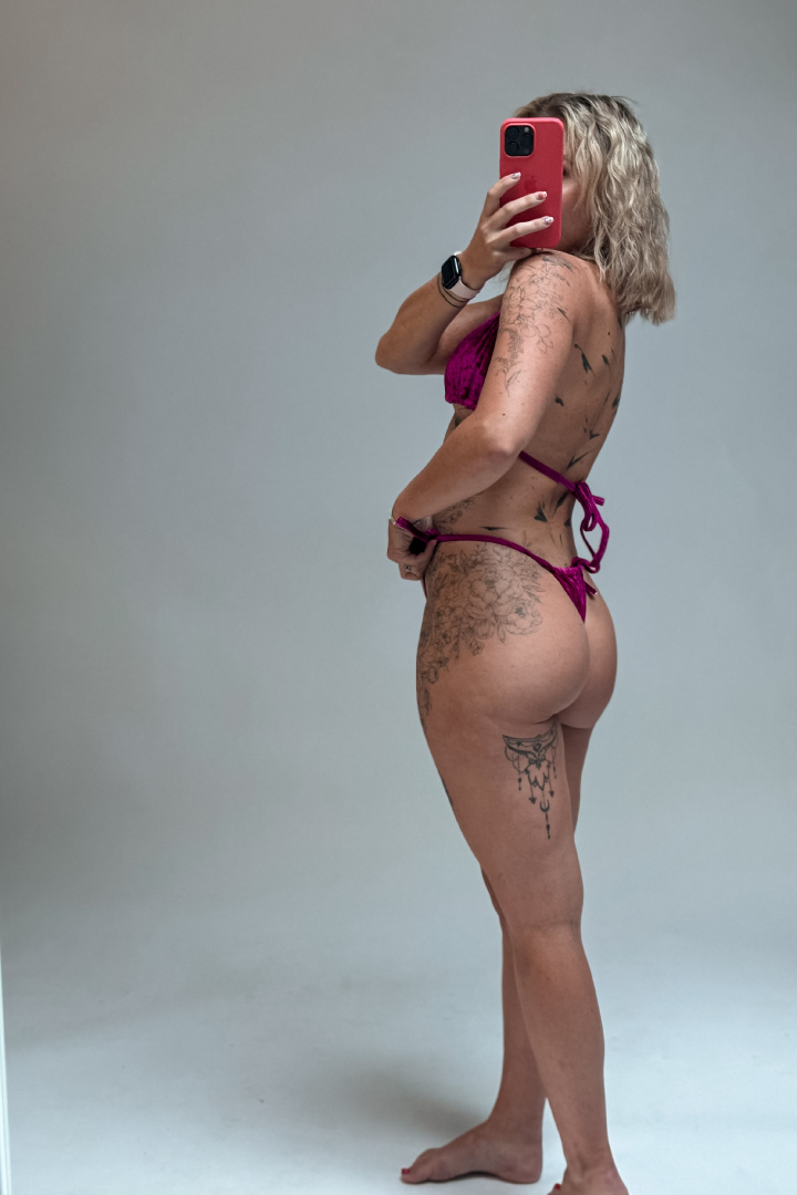 GoldBee Sametové Plavky Tanga Too Hot Fuchsia (Barva Fuchsia, Velikost L)