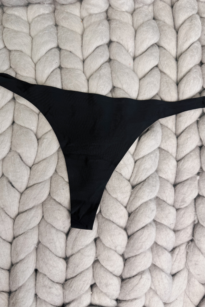 GoldBee Neviditelné Tanga Black (Barva Black, Velikost L)