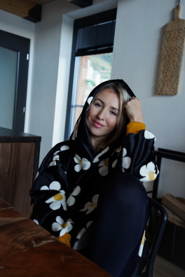 GoldBee Mikina Doba Ledová Fluffy Flowers Black (Barva Flowers, Velikost XL-4XL)